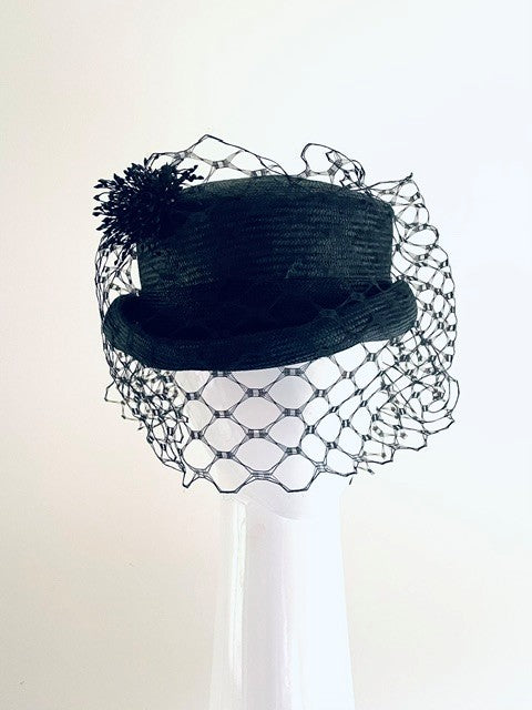 Short tophat with veiling y Felicity Northeast Milliner