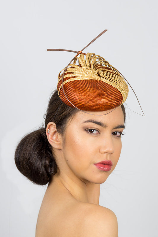 FRANKIE - Deep tan button with natural straw braid trim